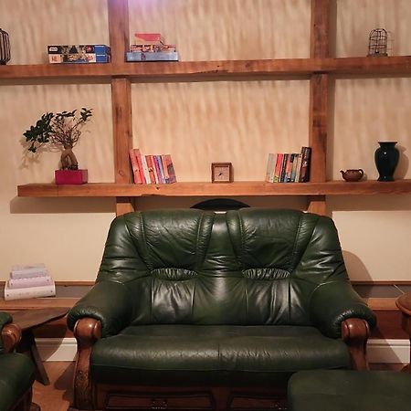 Large 2 Bed Holiday Let In Central Ystradgynlais Bagian luar foto