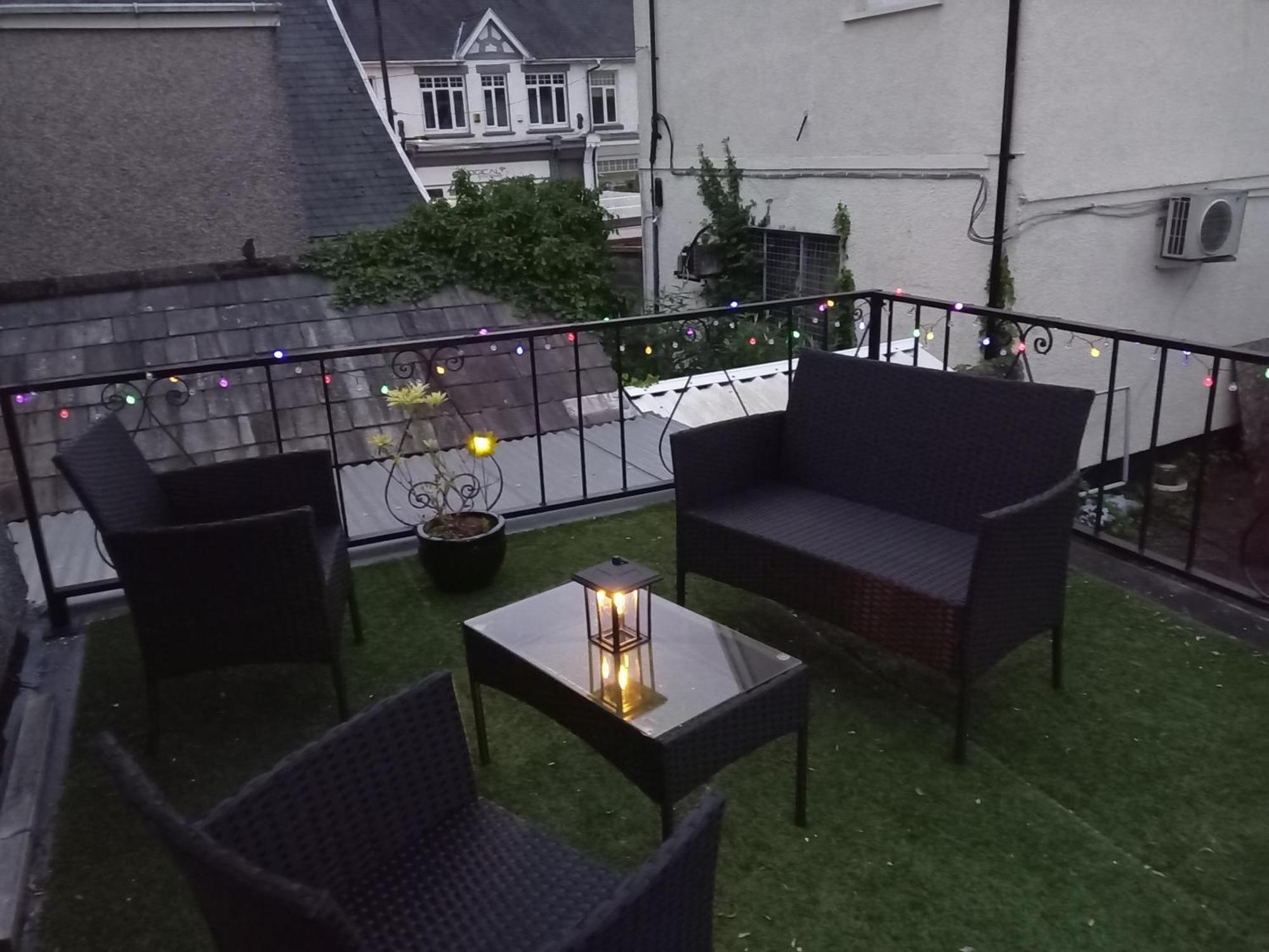Large 2 Bed Holiday Let In Central Ystradgynlais Bagian luar foto